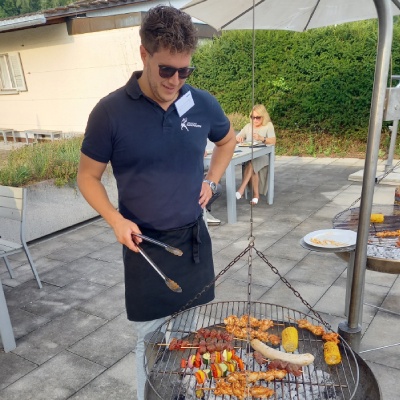 Mann am Grill