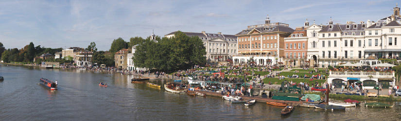  Fluss-Promenade in Richmond mit vielen Menschen und Booten