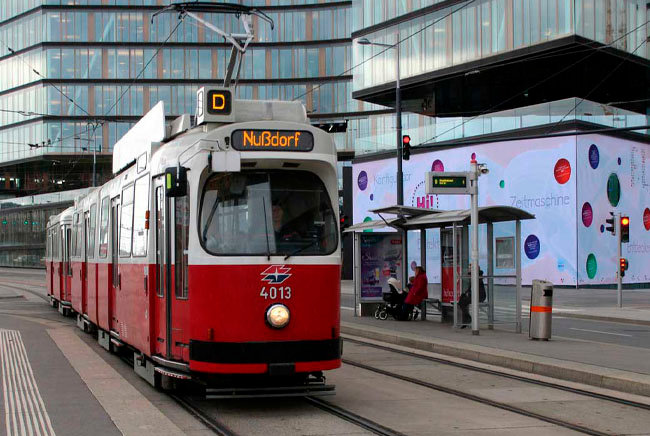 Rot/weiße S-Bahn fährt vom Quartier Belvedere