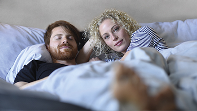 Aufgeweckte Gäste kennen ihren Fußabdruck